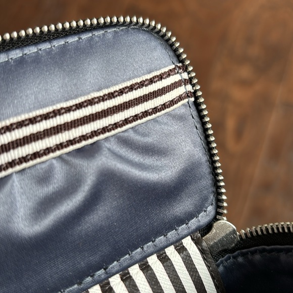 Henri Bendel small zip around pouch (zipper is hard to zip) - Picture 9 of 9